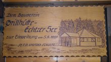 Eine Plakette der Grillhütte in Echtz