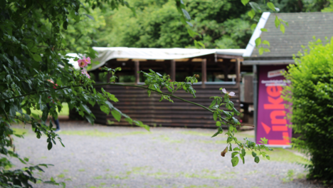 Außenansicht der Grillhütte Echtz mit linkem Banner